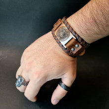 Cargar imagen en el visor de la galería, Brazalete Vikingo de Cuero Valknut