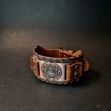 Cargar imagen en el visor de la galería, Brazalete Vikingo de Cuero Valknut