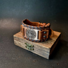 Cargar imagen en el visor de la galería, Brazalete Vikingo de Cuero Valknut