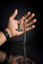 Cargar imagen en el visor de la galería, Mjölnir del Rey – Collar Vikingo Martillo de Thor