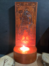 Cargar imagen en el visor de la galería, Llamas de Asgard – Candelero Artesanal Nórdico