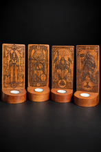 Cargar imagen en el visor de la galería, Llamas de Asgard – Candelero Artesanal Nórdico