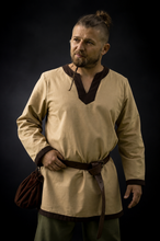 Cargar imagen en el visor de la galería, Túnica del Viajero – Camisa Medieval para Hombre