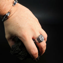 Cargar imagen en el visor de la galería, Anillo Vegvisir de Acero Inoxidable