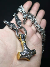 Cargar imagen en el visor de la galería, Mjolnir del Rey Cuervo - Reino Vikingo GT - acero inoxidable, colgante, Premium, Top - Colgante