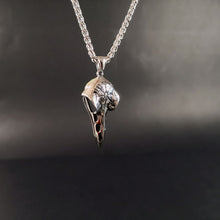 Cargar imagen en el visor de la galería, Cuervo de Odin Hugin - Reino Vikingo GT - colgante, nuevo - Colgante