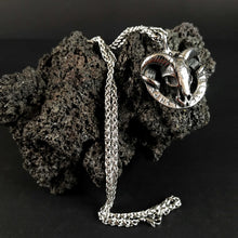 Cargar imagen en el visor de la galería, Carnero de Thor - Reino Vikingo GT - acero inoxidable, colgante, Premium - Colgante