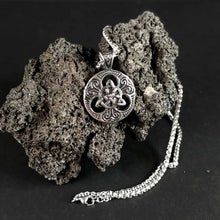 Cargar imagen en el visor de la galería, Triqueta Nudo Celta - Reino Vikingo GT - celta, Top - Medallón