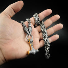 Cargar imagen en el visor de la galería, Mjolnir del Rey Cuervo - Reino Vikingo GT - acero inoxidable, colgante, Premium, Top - Colgante