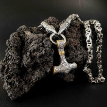 Cargar imagen en el visor de la galería, Mjolnir del Rey Cuervo - Reino Vikingo GT - acero inoxidable, colgante, Premium, Top - Colgante