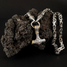 Cargar imagen en el visor de la galería, Mjolnir del Rey Cuervo - Reino Vikingo GT - acero inoxidable, colgante, Premium, Top - Colgante