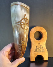 Cargar imagen en el visor de la galería, El Cuerno de la Völva – Cuerno vikingo 8 oz con Nudo de Bruja y Telar del Destino
