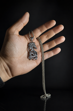 Cargar imagen en el visor de la galería, Medallón de Fenrir – Collar Vikingo Nórdico
