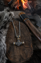 Cargar imagen en el visor de la galería, Mjölnir del Rey – Collar Vikingo Martillo de Thor
