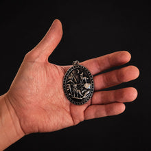 Cargar imagen en el visor de la galería, Medallon de Odín
