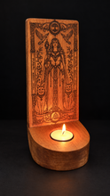 Cargar imagen en el visor de la galería, Llamas de Asgard – Candelero Artesanal Nórdico
