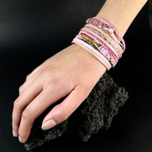 Cargar imagen en el visor de la galería, Brazalete Pluma de Angel - Reino Vikingo GT - brazalete, cuero, Shield Maiden - Brazalete
